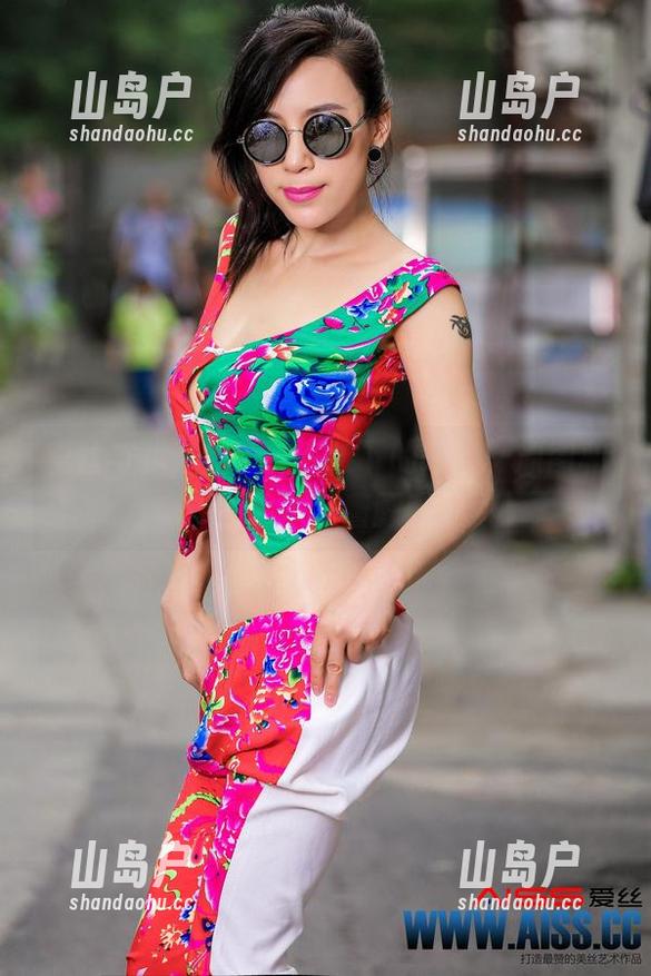 爱丝与我，九点钟在楼下的呼唤，原图和图包象征着朦胧
