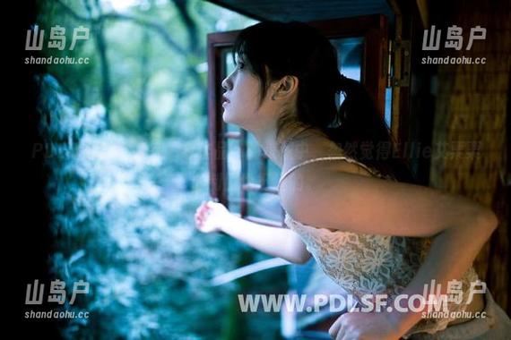PDL潘多拉-Ellie艾栗栗 PDL潘多拉 - 我在“看作品”的过程中,忽然觉得Ellie艾栗栗的制服也挺逗的。
