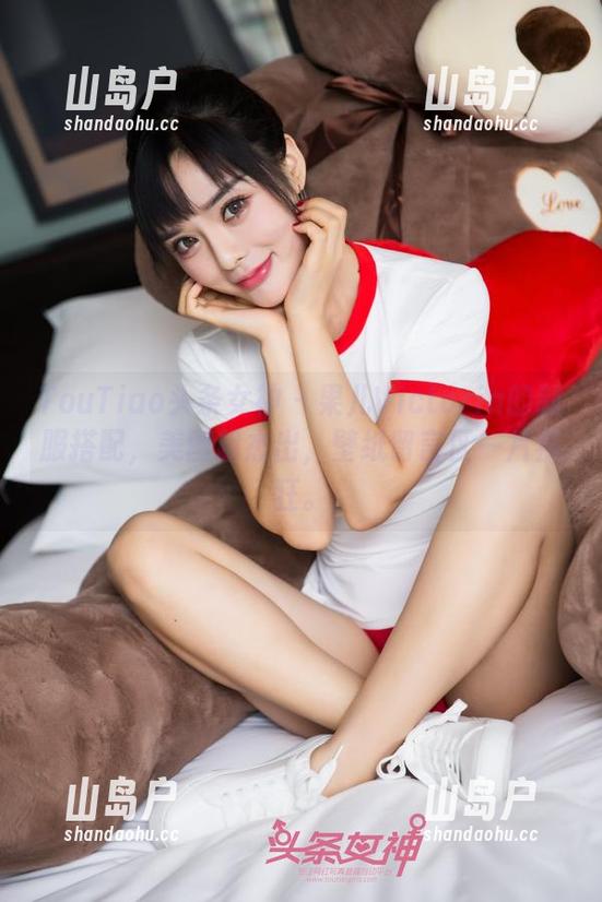 TouTiao头条女神 - 果儿Victoria的制服搭配，美图超杰出，壁纸留言区一片疯狂。