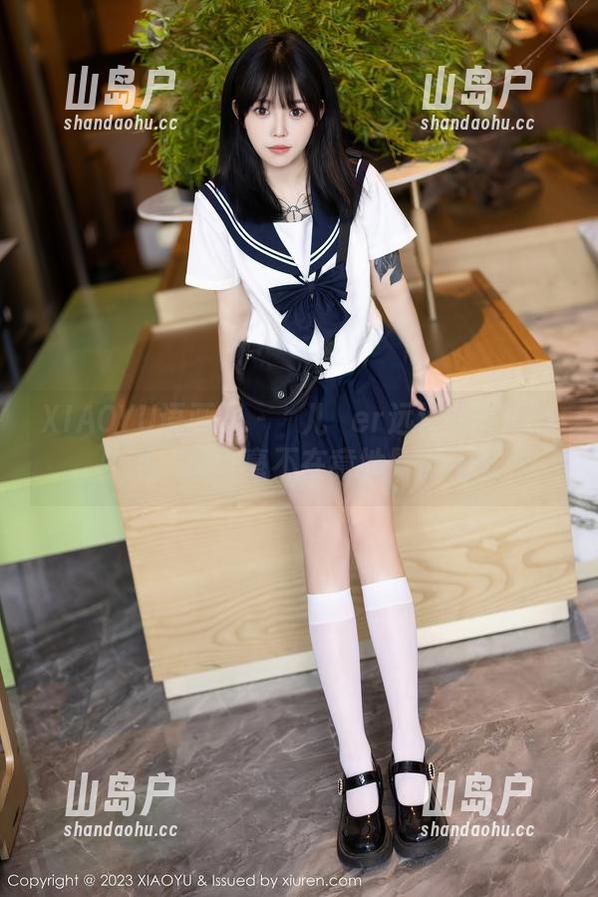 XIAOYU语画界 - 玥儿玥er远远地躲在图库里，腿却毫不在意地昂首阔步