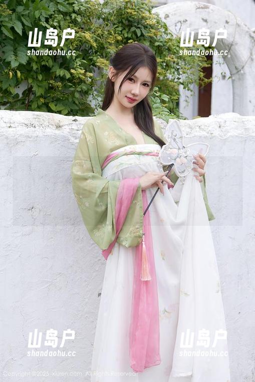 Xiuren秀人网-Miko酱 Xiuren秀人网 - 海边新作品,Miko酱昨天都没得空自拍,今天是真爱大海和沙子嘛?