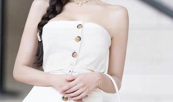 Xiuren秀人网 – 九千柒柒带你看：制服妹子苗条得像画里走出的仙子