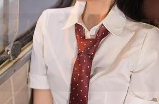 Xiuren秀人网 – 光影中的余贝拉bella，短裤随风轻舞，高清美图就像大海的涟漪！