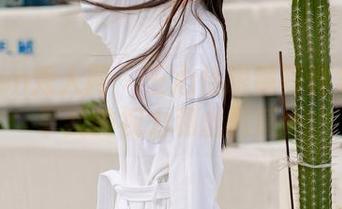 Xiuren秀人网 – 王心怡眼镜写真集：分享我的视力和幽默感～
