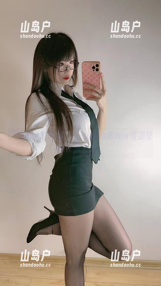 miko酱ww “穿黑丝的理由”——miko酱ww特别壁纸系列上线!