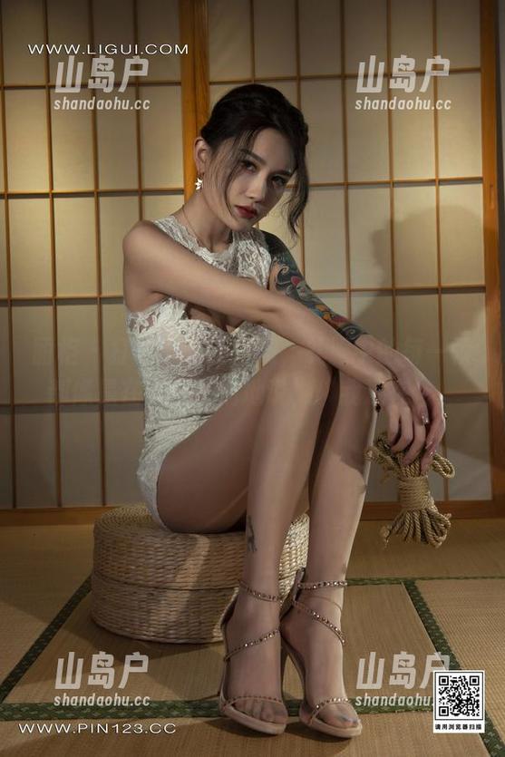 丽柜-小七 丽柜 - 打开小七的图册,礼服中的每一帧都像是在跟你悄悄地说,“我还在”。