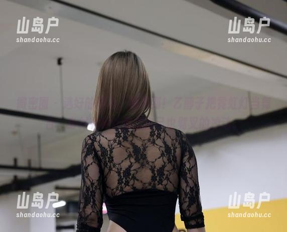 微密圈 - 选好的图片，福利到！乙醇子把霓虹灯当舞台，身材有种让你想自己也劈叉的冲动。