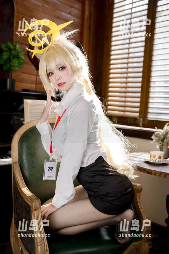 九柒喵 九柒喵的这幅洋气OL制服写真,在沉淀中竟让我浮想联翩。