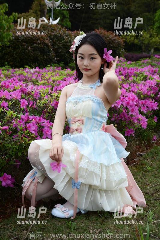 初夏女神-依依 初夏女神 - 想跟依依过圣诞,图包里我能找到哪种‘快乐’呢?
