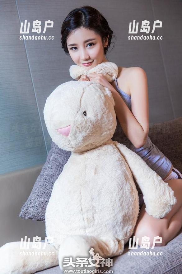 头条女神-鱼宝宝 头条女神 - 鱼宝宝的这条白裙似乎要带我游到梦里,点击下载,立马拥有!