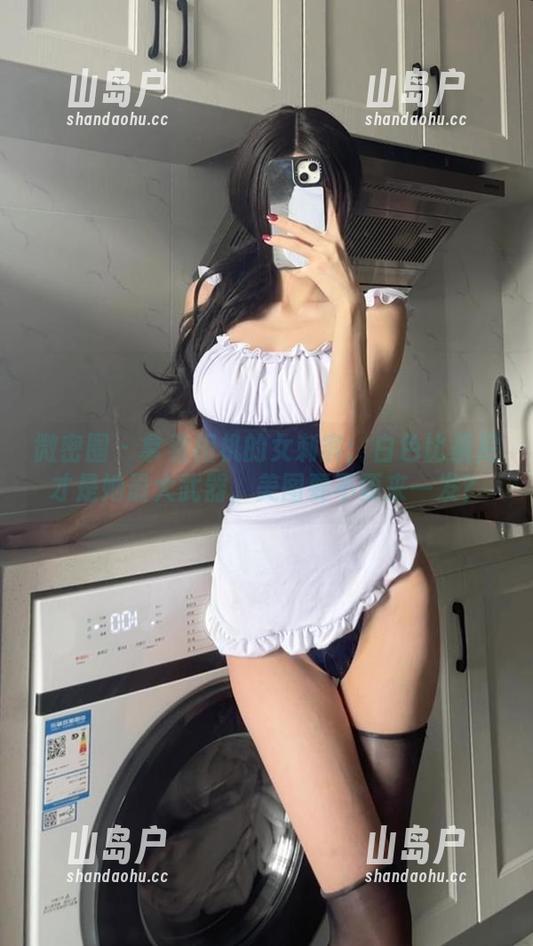 微密圈 - 拿着相机的女刺客：白色比基尼才是她最大武器，美图要不要来一发？
