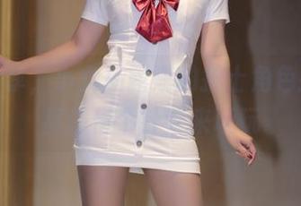 美图分享，小女巫露娜的护士角色扮演，真想借个针管来玩玩