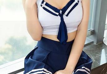 尤蜜荟 – 夏玲蔓觉得战地女警的图库有点偏头痛，只好摸摸小猫