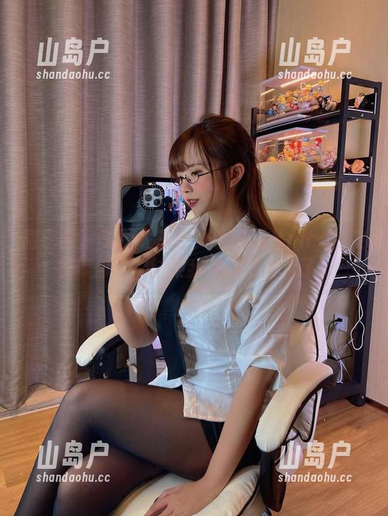 张思允nice 微密圈 - 美图大集合:让张思允nice的皮衣带你飞,结果我飞到沙发上了...