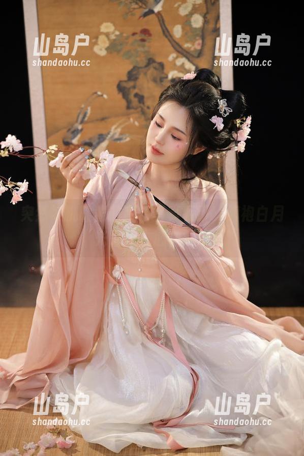突然被桃暖酱的高清写真吸引，旗袍白月光太让人心神荡漾