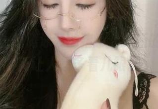 微密圈 – 倒腾泳装的猪小七，新的美图更新让人想多看几眼。