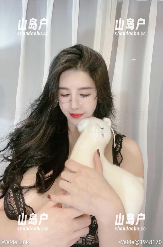 微密圈 - 倒腾泳装的猪小七，新的美图更新让人想多看几眼。