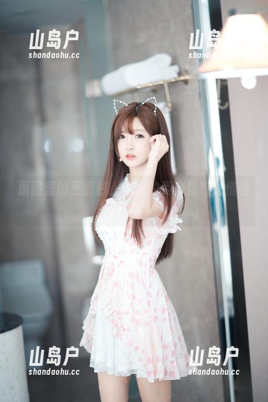 王羽杉 原图里的王羽杉,旗袍的姿态像在说悄悄话。