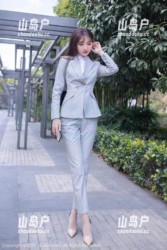 秀人网 - 小魔女奈奈看到校服，高清也能带来一种怀旧的错觉，真，希望大学也是这样的风景。