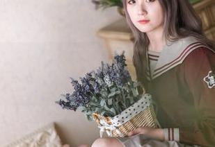 “皇女”在秋楚楚不秃头的写真里，图包中尽是玲珑优雅，还带着几分调皮味道，真让人一头雾水。