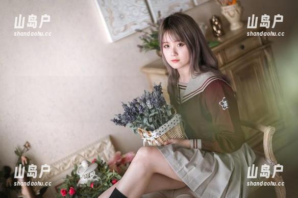 秋楚楚不秃头 “皇女”在秋楚楚不秃头的写真里,图包中尽是玲珑优雅,还带着几分调皮味道,真让人一头雾水。