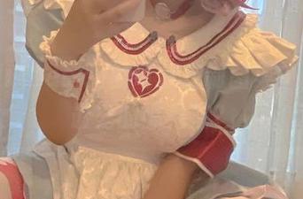 在贝贝琪Becky的可爱定制图集中，谁是最宠的那只猫？