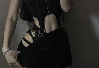 微密圈 – 疯癫少女与红色兔子的奇遇记——陈佩奇的写真图包