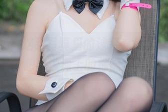 香川澪：这组写真里的泳装，意外让我联想到沙滩上的棕榈树！