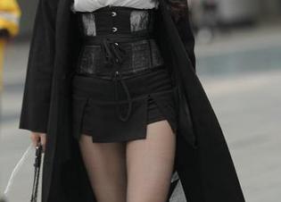 魔镜街拍最新写真里，制服长腿美女不得不看，让你心中小鹿乱撞