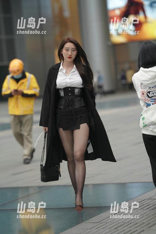魔镜街拍最新写真里，制服长腿美女不得不看，让你心中小鹿乱撞